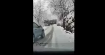 Stire din Eveniment : Un camion încărcat cu lemne s-a răsturnat în prăpastie. Doi oameni și-au pierdut viața