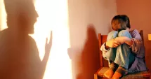 Stire din Eveniment : Bărbat reținut după ce a legat doi copii de calorifer. Descoperiri șocante despre mamă