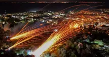 Stire din Actualitate : Spectacol impresionant în Grecia. Mii de rachete au luminat cerul de Paște pe insula Chios