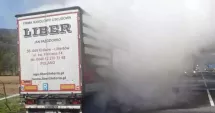 Stire din Eveniment : Un autotren încărcat cu butelii metalice a fost cuprins de flăcări