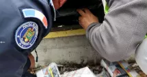 Stire din Eveniment : Polițiștii de frontieră au găsit mii de țigarete ascunse în spoiler și roata de rezervă a unui autoturism
