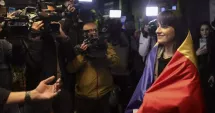 Stire din Actualitate : Alexandra Căpitănescu, întâmpinată cu emoție pe aeroport după succesul de la Eurovision