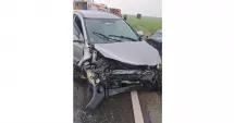 Stire din Eveniment : Impact între două mașini la ieșirea din Mihai Viteazu. Trei persoane au fost rănite