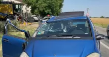 Stire din Eveniment : Accident rutier la ieșirea din Cobadin. Un autoturism a intrat într-o combină agricolă