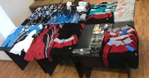 Stire din Eveniment : "AFACERI" ILEGALE LA CONSTANȚA / Depistați de jandarmi în timp ce comercializau produse "de firmă"