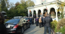 Stire din Eveniment : GALERIE FOTO / Șoferul care a provocat accidentul soldat cu doi tineri morți, înmormântat. I s-ar fi făcut rău la volan!
