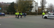 Stire din Eveniment : FOTO-VIDEO / Pieton lovit pe trecere, pe bulevardul Mamaia. "Victima a sărit pe capotă"