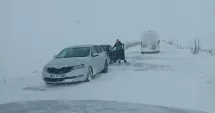Stire din Eveniment : Viscolul paralizează tot județul. Trafic blocat și pene masive de curent