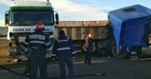 Stire din Eveniment : GALERIE FOTO / Accident grav la Constanța. Impact teribil între o cisternă și o basculantă. O persoană este încarcerată