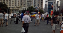Stire din Politică-Administrație : FOTO-VIDEO / PROTEST în Piața Victoriei. Sute de oameni în fața Guvernului
