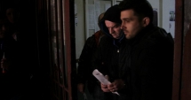 Stire din Eveniment : Detalii șocante despre polițistul pedofil. Ar fi violat o fetiță de 7 ani, pe care ar fi racolat-o din fața școlii Ce spune fosta soție