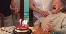 Amuzant! Ce a pățit o bătrânică de 102 ani când a suflat în lumânările de pe tort