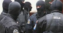 Stire din Eveniment : UPDATE / PERCHEZIȚII DIICOT la Constanța. Zece indivizi suspectați că plasau dolari falși pe piață duși la audieri