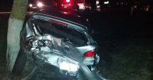 Stire din Eveniment : GALERIE FOTO / ACCIDENT RUTIER LA CONSTANȚA. Un autoturism a fost proiectat în copac, altul s-a răsturnat