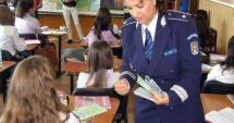 Stire din Eveniment : Polițiștii vor să-i țină pe copii departe de infracțiuni. Iată ce-i sfătuiesc pe părinți