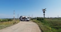 Stire din Eveniment : MAȘINĂ LOVITĂ DE TREN! Șoferița nu a oprit la trecerea peste calea ferată!