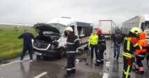 Stire din Eveniment : Microbuz plin cu elevi, implicat într-un accident rutier