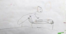 Stire din Social : Le-a desenat părinților cum a fost violată / O ELEVĂ A REFUZAT SĂ MAI MEARGĂ LA ORA DE ENGLEZĂ: "Mă obligă să fac prostii"