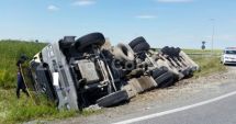 Stire din Eveniment : Trafic îngreunat pe autostradă! Șoferul unui autocamion a adormit și s-a răsturnat
