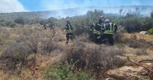 Stire din Eveniment : IGSU: 30 de pompieri români participă în Grecia la stingerea unui incendiu de vegetaţie uscată din zona Kouvaras