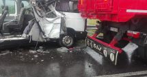 Stire din Eveniment : GALERIE FOTO / Tragedie pe șosea. Microbuz lovit frontal de un tir cu numere de CONSTANȚA. DOI MORȚI, PATRU RĂNIȚI