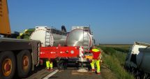 Stire din Eveniment : GALERIE FOTO / Traficul pe Autostrada Soarelui, unde s-a răsturnat o cisternă cu kerosen, în continuare oprit