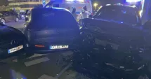 Stire din Eveniment : Accident rutier cu trei mașini, la Poarta 1. O persoană a ajuns la spital