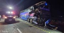 Stire din Eveniment : Coliziune între un autocar cu 76 de ucraineni şi un TIR; un copil şi un adult, victime