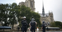 Stire din Eveniment : ATAC LA NOTRE DAME DIN PARIS / Un polițist a fost rănit. Cel puțin o mie de persoane se aflau în interiorul catedralei
