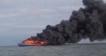 Stire din Actualitate : 42 de oameni au abandonat o navă de pescuit în flăcări