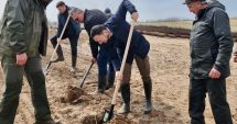 Stire din Social : Acțiune de plantare coordonată de ministrul Mediului, în Luna Pădurii