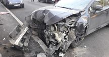 Stire din Eveniment : Galerie FOTO. Șoferiță izbită cu mașina în zid, după ce un șofer nu i-a acordat prioritate