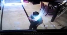 Stire din Actualitate : Momentul șocant în care un telefon explodează în buzunarul unui bărbat! A fost cuprins de FLĂCĂRI