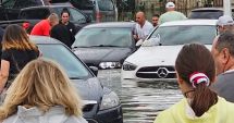 Stire din Social : GALERIE FOTO. Cum arată dezastrul la Vama Veche! Turiști disperați, mașini inundate în urma potopului!