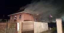 Stire din Eveniment : VIDEO. Incendiu puternic la Murfatlar. Arde acoperișul unui cămin de nefamiliști