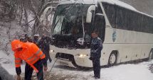 Stire din Social : FOTO. Trafic dificil în județul Constanța. Trei autocare, prinse în nămeți