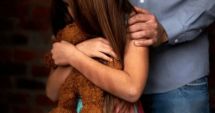 Stire din Eveniment : Un bărbat s-a dezbrăcat în faţa unei fetițe de 8 ani, ziua, în plină stradă. Iată cum a reacționat copila