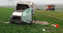 Stire din Eveniment : Accident rutier în apropiere de Sibioara. Mașină răsturnată și victimă rănită