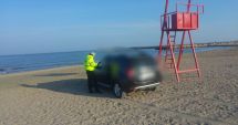 Stire din Eveniment : Galerie foto! Amendă usturătoare, pentru un șofer prins cu mașina pe plaja Trei Papuci