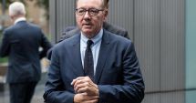 Stire din Actualitate : Elton John a depus mărturie în procesul lui Kevin Spacey de la Londra