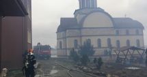 Stire din Eveniment : Galerie foto / Zeci de pompieri se luptă cu flăcările ce au cuprins Mănăstirea din 23 August