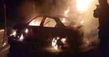 Stire din Eveniment : De-a răsu' plânsu'! Un șofer beat a incendiat două mașini, fără să-și dea seama