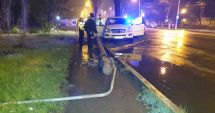 Stire din Eveniment : GRAV ACCIDENT la Năvodari, din cauza ploii! O mașină a intrat în stâlp