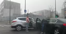 Stire din Eveniment : Accident rutier pe Bulevardul Ferdinand din Constanța. Două autoturisme s-au ciocnit în intersecție