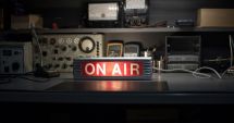 Radio Europa Liberă își va relua emisiunile pentru România, după o pauză de 10 ani. Vrea să contracareze informațiile false
