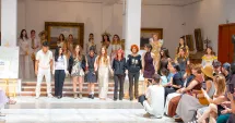 Stire din Cultură-Educație : Elevii Colegiului „Regina Maria” au adus patrimoniul și eleganța regală în prim-plan la Muzeul de Artă Constanța
