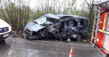 Stire din Eveniment : Accident grav! Un microbuz cu pasageri s-a izbit de un TIR