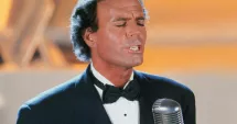 Stire din Actualitate : Două foste angajate îl acuză pe Julio Iglesias de viol şi agresiune sexuală