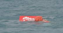 O parte din epava avionului AirAsia prăbușit în Marea Java a fost scoasă la suprafață