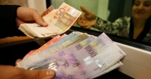 Stire din Economie : Judecătorii îngheață cursul francului elvețian la 2,1 lei.  Ce se întâmplă  cu creditele  în această monedă